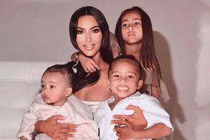 Kim Kardashian comparte tiernas fotos de sus hijos usando maquillaje