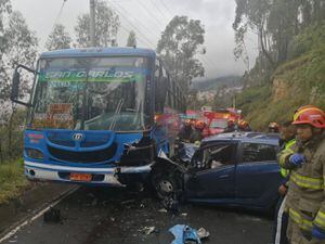 Quito: Registran el momento de choque de auto liviano contra bus en Nono
