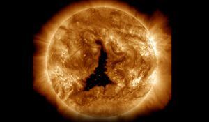 Científicos de la NASA en alerta tras detectar un enorme agujero en el Sol: Se avecinan días intensos por el máximo solar