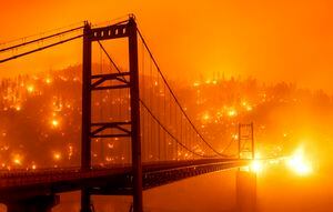 Incendios forestales amenazan miles de casas en California