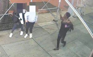 Vídeo impactante registra estranha atacando mulher asiática com martelo em Nova York