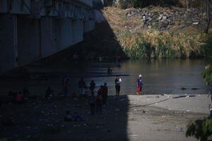Tensión en frontera: entre piedras y gases lacrimógenos migrantes atraviesan río Suchiate
