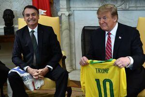 VIDEO. Bolsonaro le regala una camiseta de la Selección de Brasil a Trump