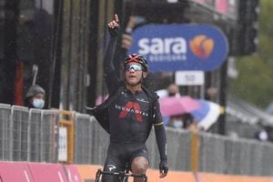 Carapaz celebra triunfo de Jhonatan Narváez en etapa 12 del Giro: "Ahora Italia es como correr en casa"