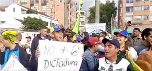Protestas de venezolanos frente al consulado en Bogotá por posesión de Maduro
