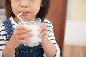 ¿Beber leche realmente fortalece los huesos?