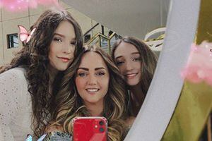 Mia, la hija de Andrea Legarreta deslumbra con su cabello al natural en un día de piscina