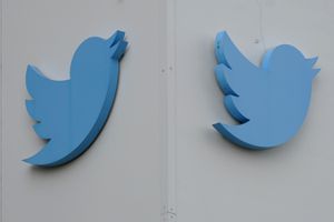 Renuncia directiva de Twitter tras crítica de Elon Musk
