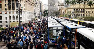 Greve dos motoristas: Ônibus circulam de maneira parcial; manifestação começa no Viaduto do Chá